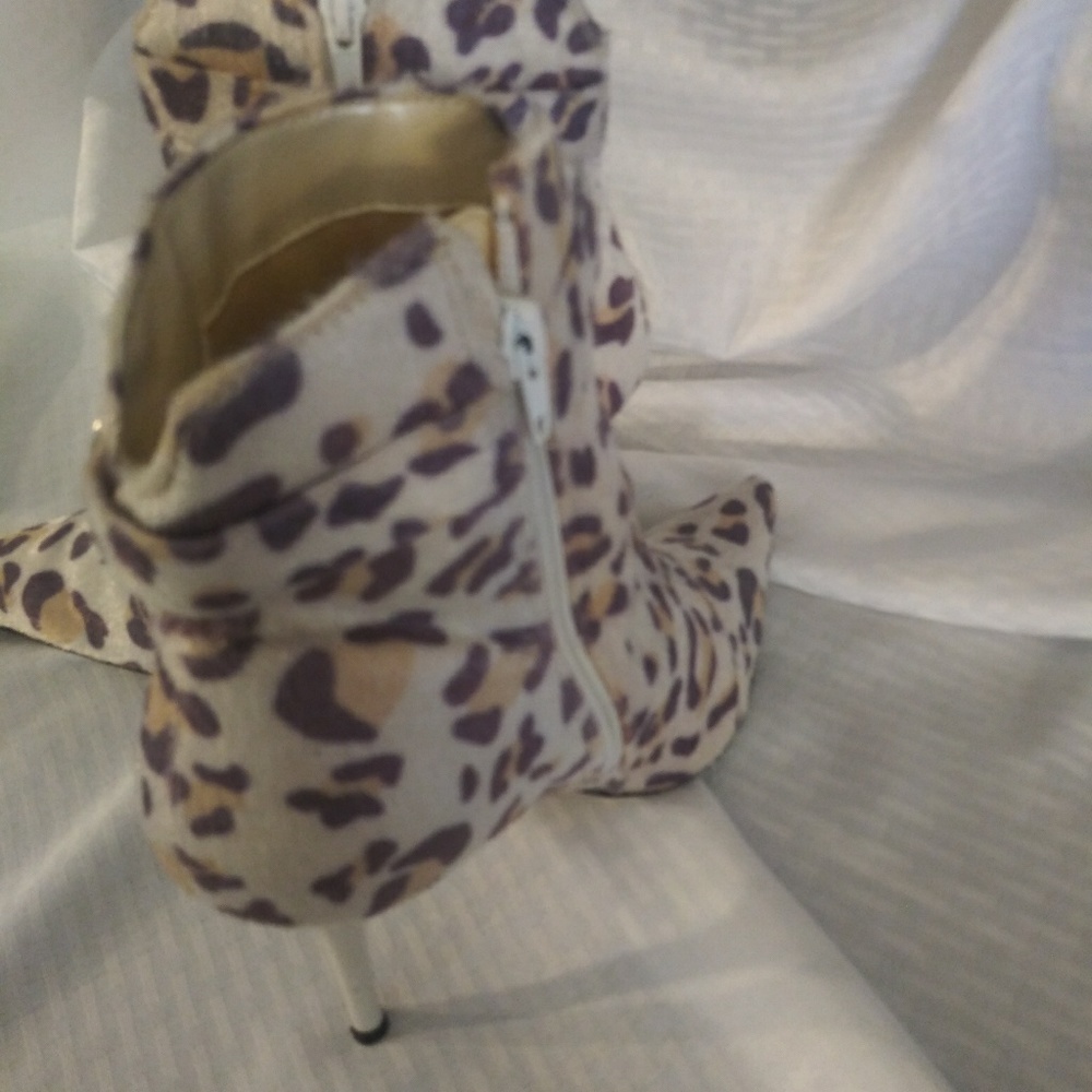 Boots - Picture 4 of 4